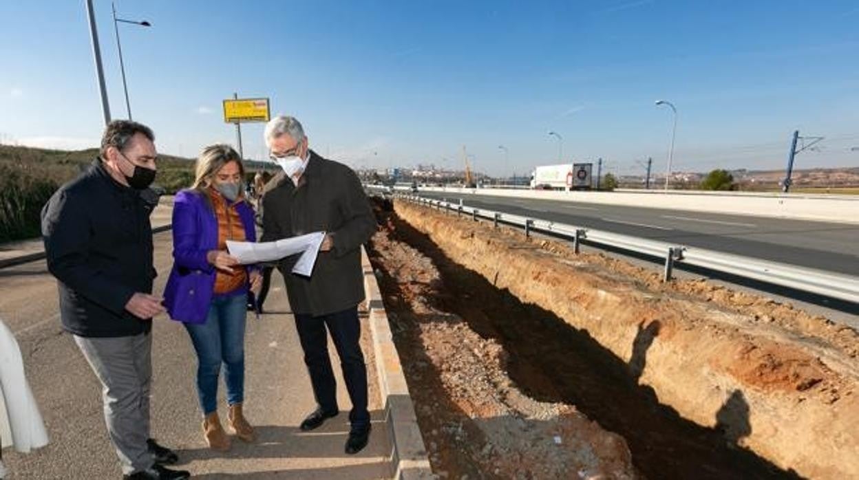 Milagros Tolón en una de sus vivitas a las obras de drenaje de la carretera del Polígono