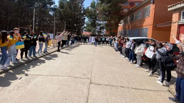 Una muralla humana de estudiantes rodea su propio instituto para protestar contra la invasión de Ucrania
