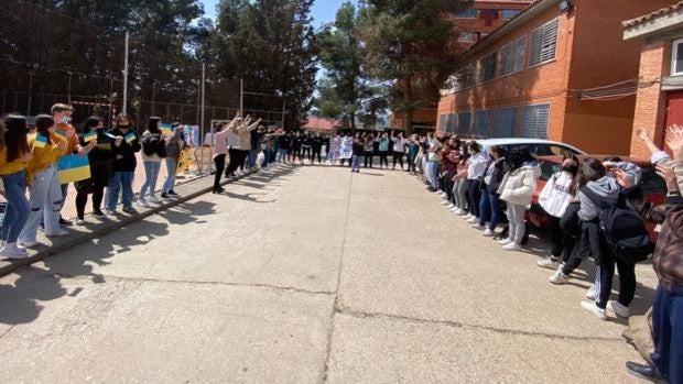 Una muralla humana de estudiantes rodea su propio instituto para protestar contra la invasión de Ucrania