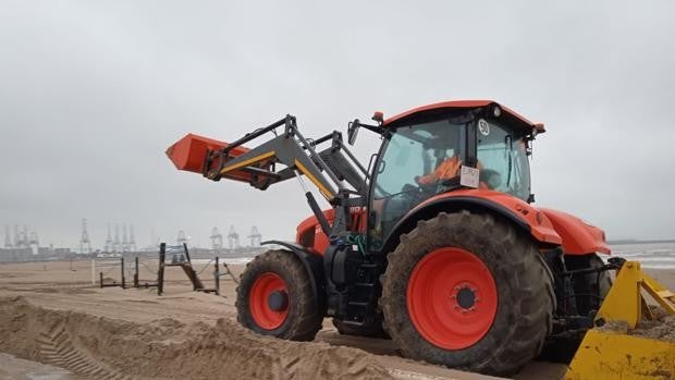 Valencia prepara sus playas para Pascua con la limpieza de la arena acumulada tras la lluvia del temporal Celia