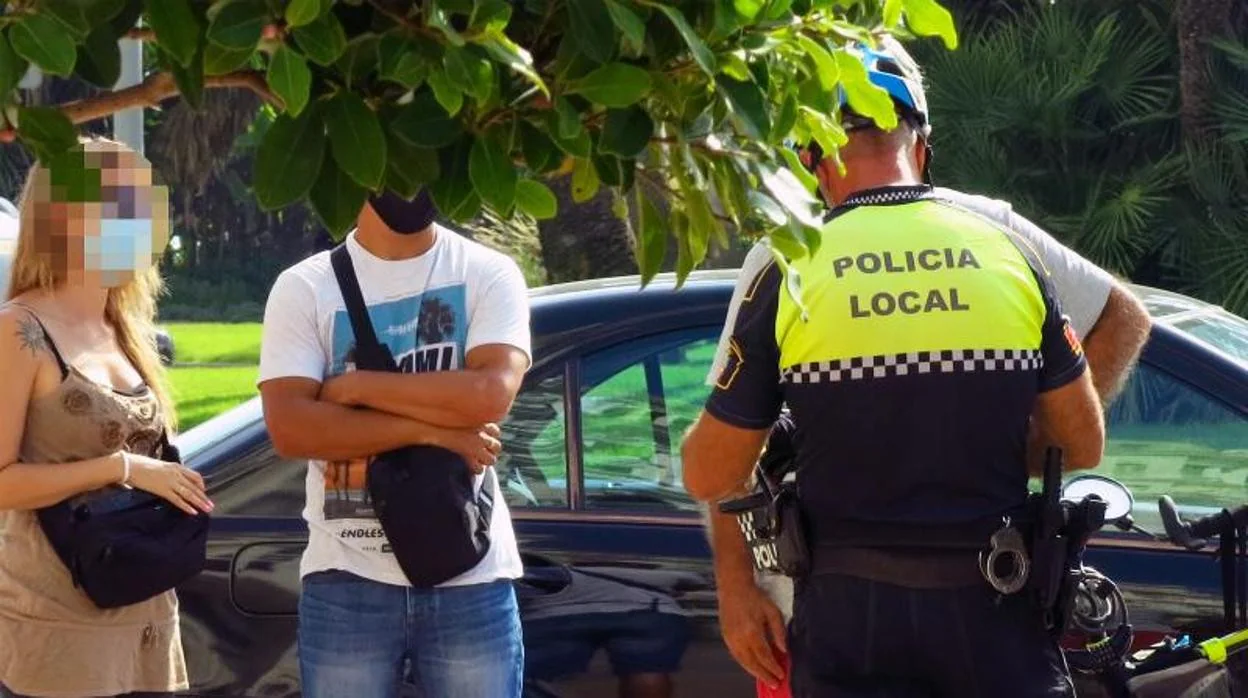 Un agente de la Policía Local de Alicante en un control rutinario en la calle