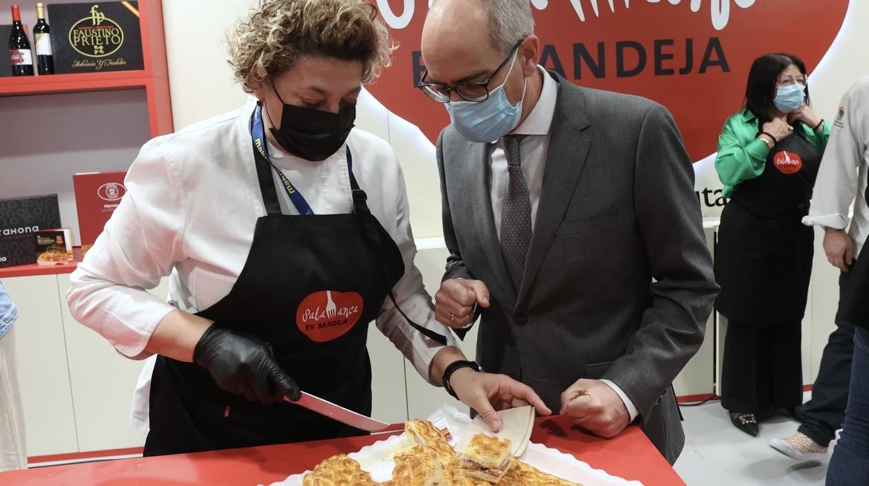 El presidente de la Diputación de Salamanca, Javier Iglesias, ha visitado Madrid Fusión para la presentación del sello gastronómico 'Salamanca en bandeja'