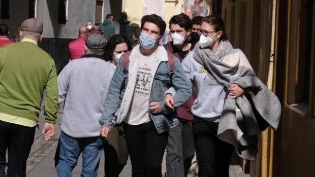 El fin de la mascarilla en interiores se debate en el Congreso