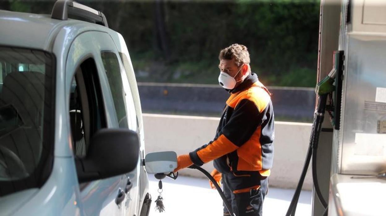 Un vehículo, durante un repostaje en una gasolinera gallega