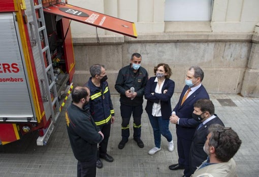 La alcaldesa Colau junto a varios bomberos