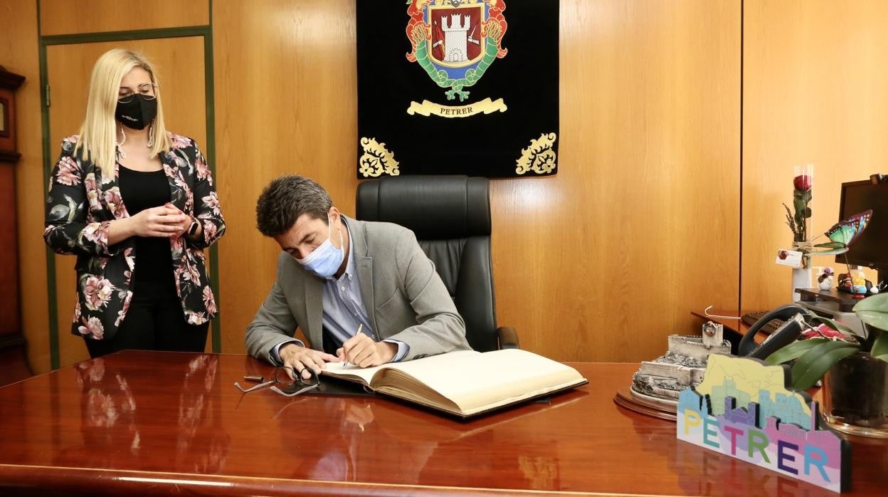 Carlos Mazón, junto a la alcaldesa de Petrer, Irene Navarro