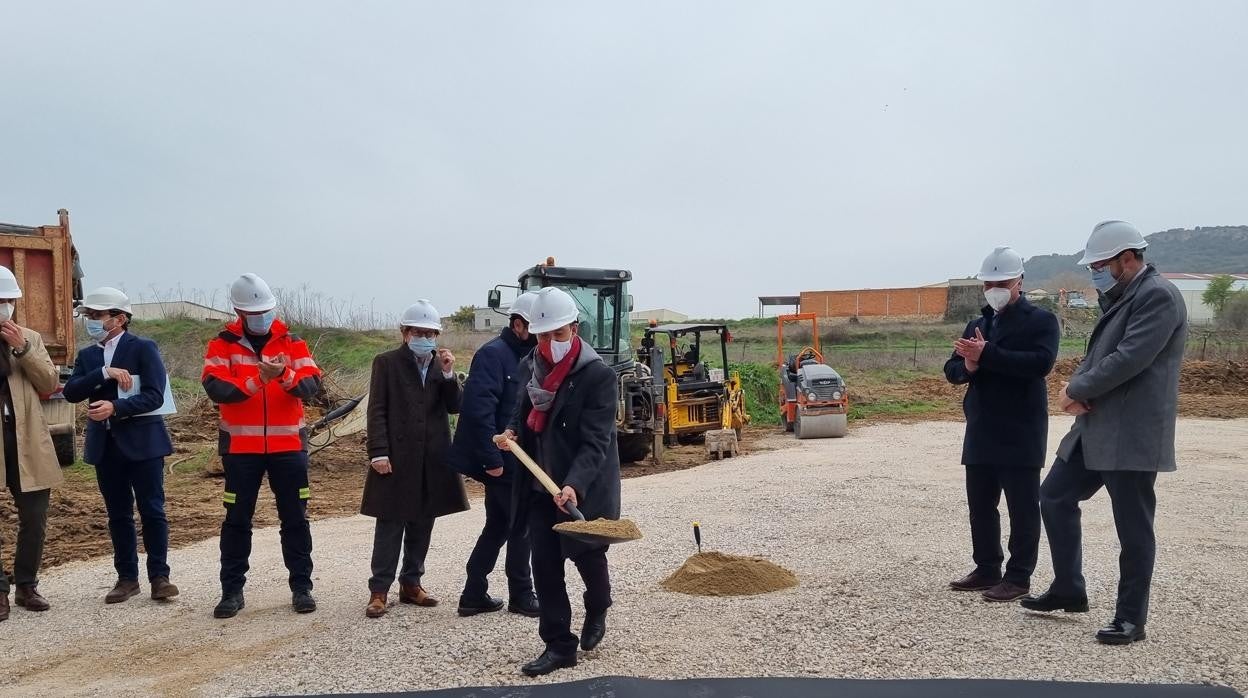 Pablo Bellido, presidente del Parlamento de Castilla-La Mancha, coge la pala en el inicio de las obras del nuevo parque de bomberos de Sacedón