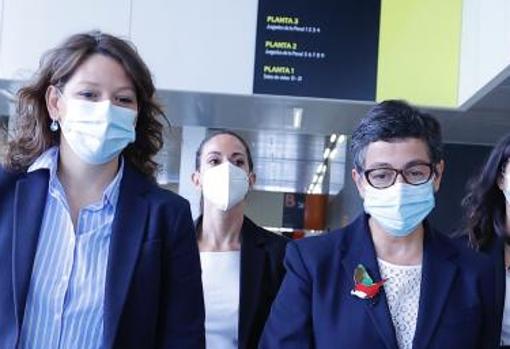 La exministra Arancha González Laya (a la derecha), junto a la abogada del Estado que la defiende por decisión del Gobierno