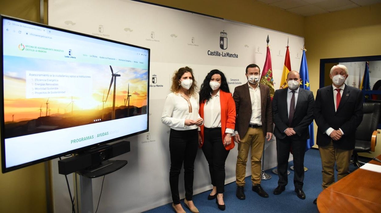 El consejero de Desarrollo Sostenible, José Luis Escudero (en el centro), durante la presentación de la Oficina de Asesoramiento Energético