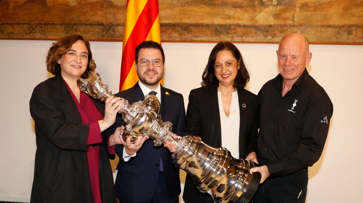 La alcaldesa de Barcelona, Ada Colau; el presidente de la Generalitat, Pere Aragonès, Aurora Catà (Barcelona Global,), y Grant Dalton (Emirates Team New Zealand)