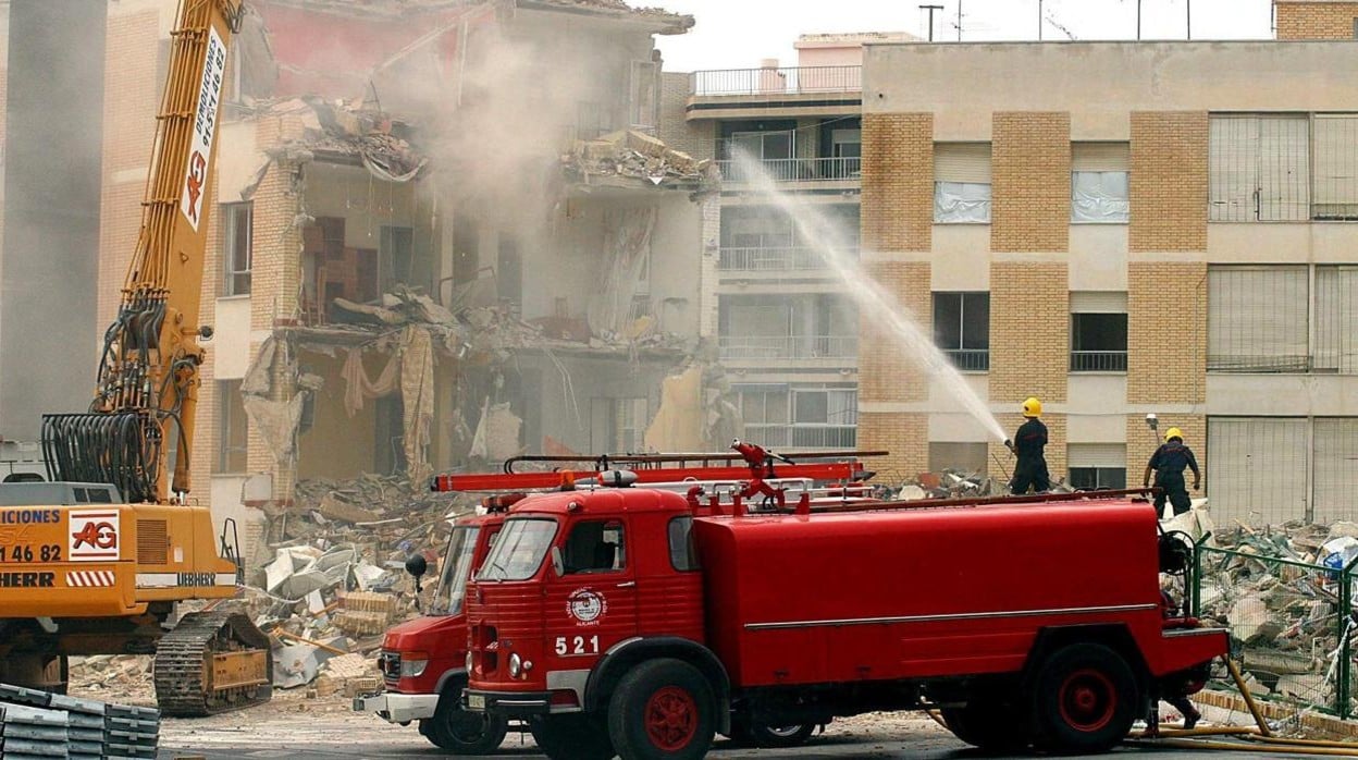 Estado en el que quedó la casa-cuartel de Santa Pola (Alicante), en agosto de 2002, tras el atentado etarra