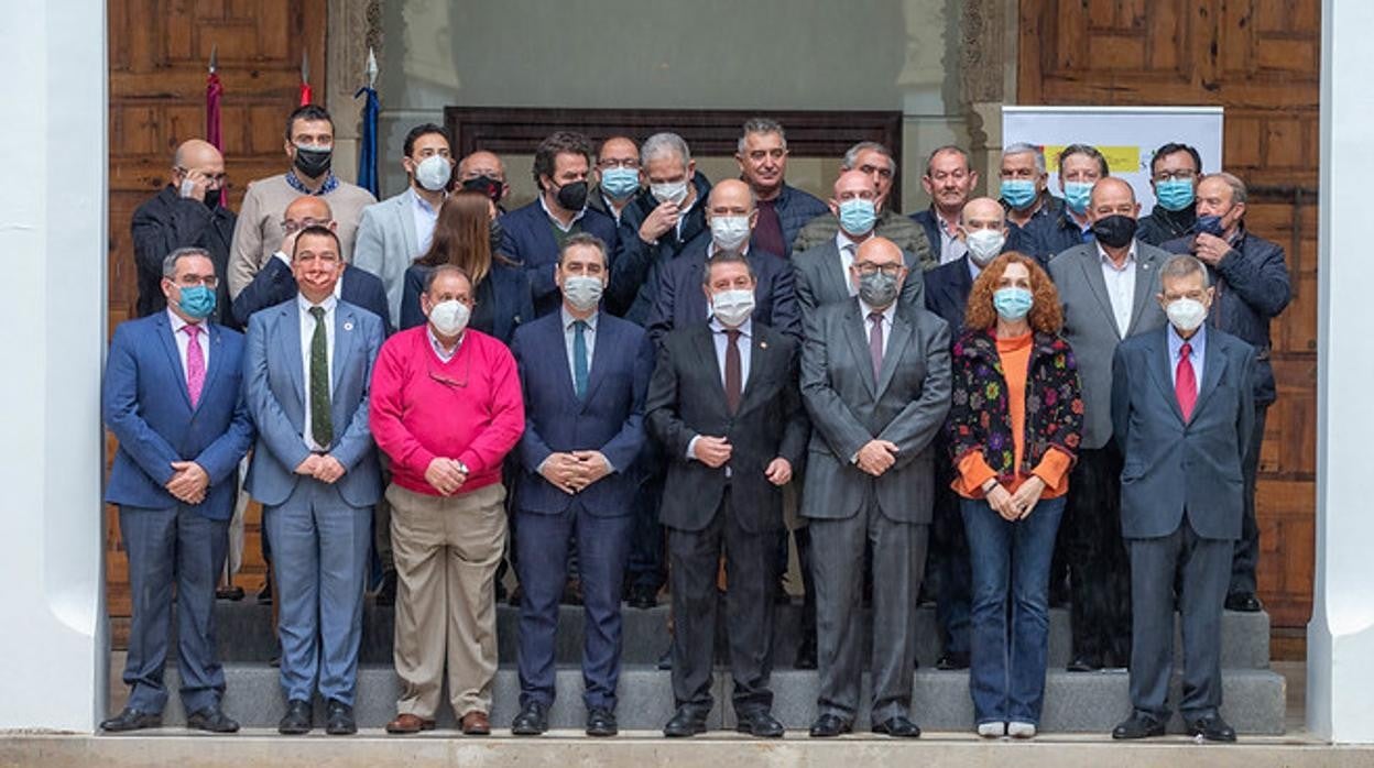 García-Page posa con los firmantes de dos convenios que regularán las obras de modernización de los regadíos de la Comunidad de Regantes de Balazote-La Herrera (Albacete) y de la Comunidad de Regantes del Pantano Estrecho de Peñarroya (Ciudad Real)