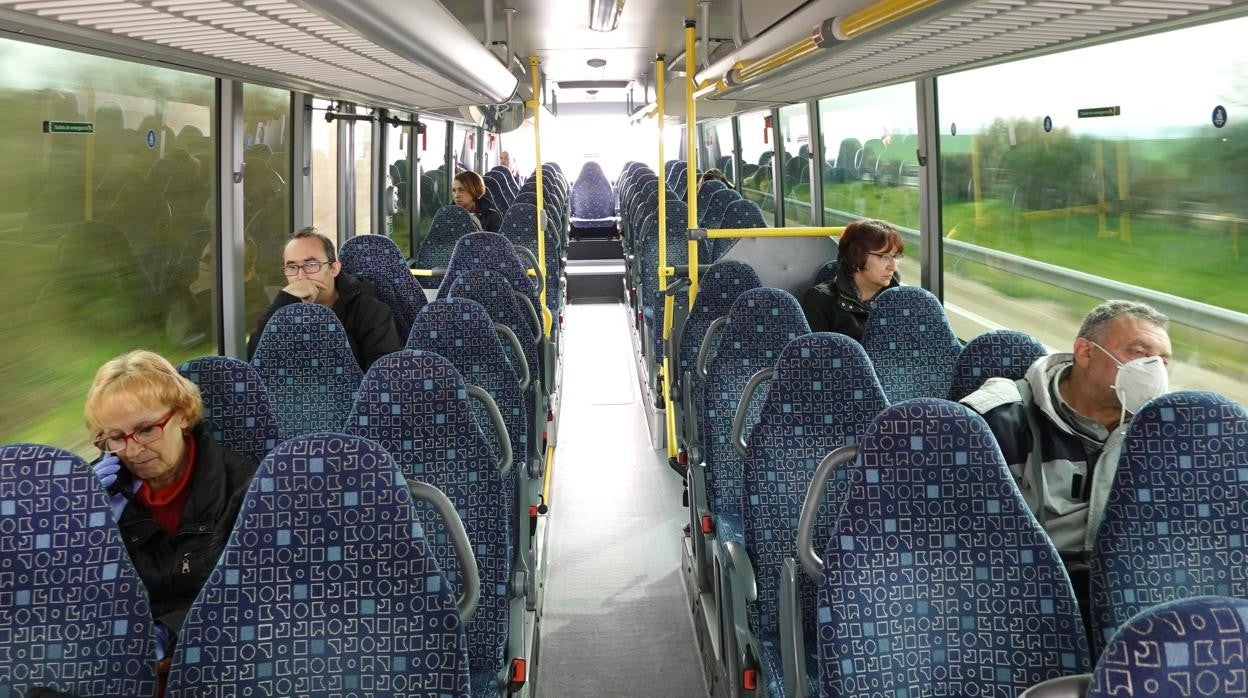 Viajeros en un autobús de línea en una foto de archivo