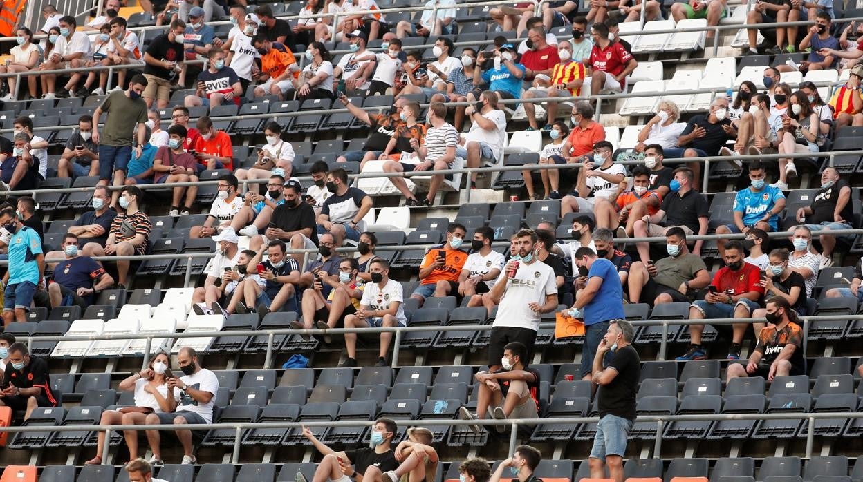 Imagen de archivo de aficionados en la grada de Mestalla (Valencia)