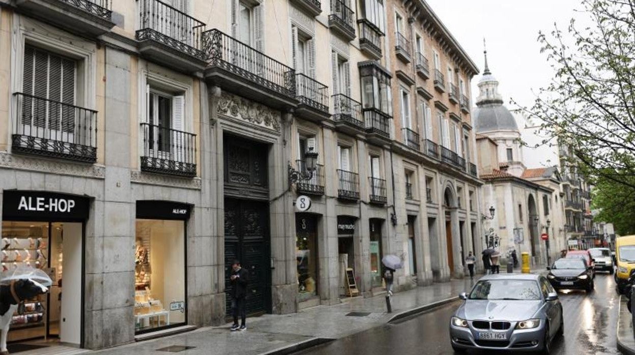 El portal del inmueble de la calle de Atocha donde fueron encontrados los dos cuerpos sin vida