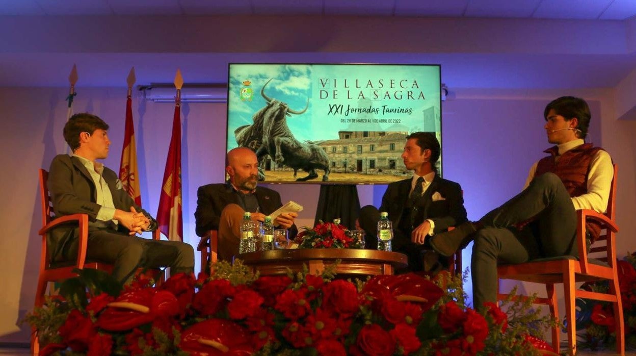 Los matadores Tomás Angulo, Ángel Jiménez y Francisco de Manuel, con el periodista Óscar Castellanos