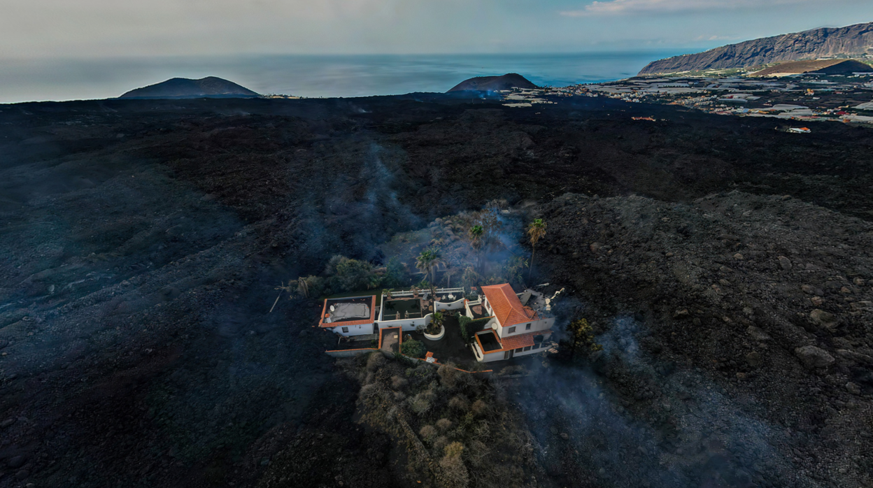 Una casa sobrevive a las coladas que la rodean por completo