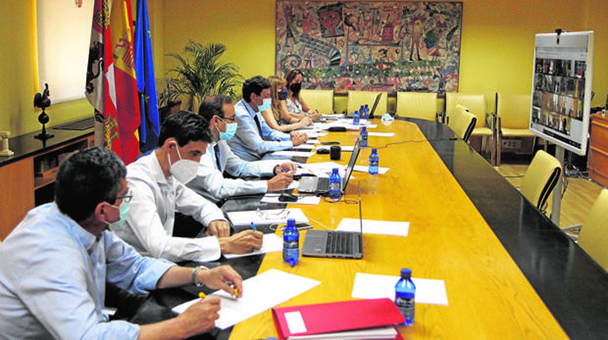 Carriedo junto a su equipo de la Consejería en uno de los últimos Consejos de Política Fiscal y Financiera d e 2021