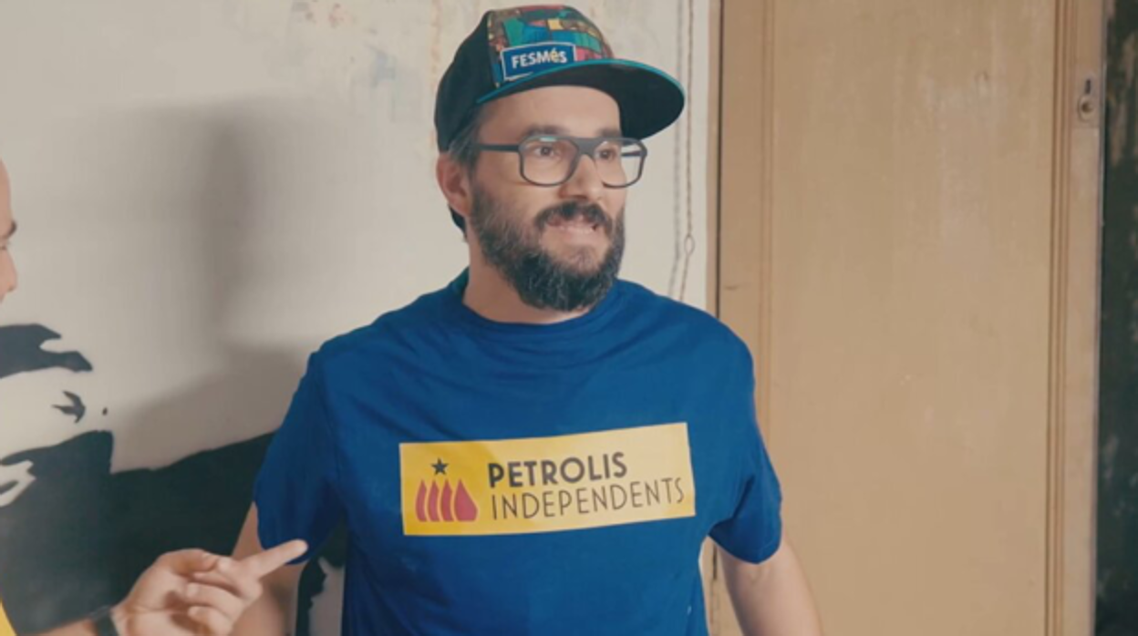 Jair Domínguez, en 'Bricoheroes', con una camiseta de la empresa Petrolis Independents