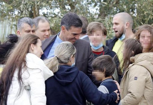 Familias de desplazados por la guerrra, junto al presidente