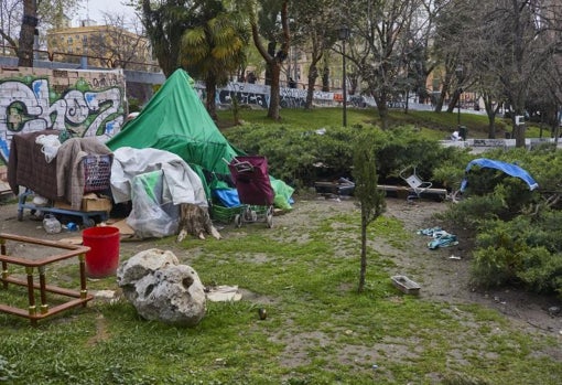 El asentamiento de sintecho, este jueves, en una esquina del parque de la Chimenea