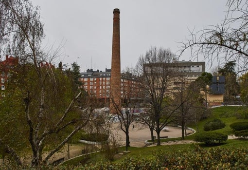 Vista del parque de la Chimenea, también llamado del Gasómetro o Jardín del Rastro