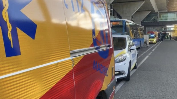 Muere arrollado por un autobús un niño de 3 años en el aeropuerto de Barajas tras caer del carrito portamaletas