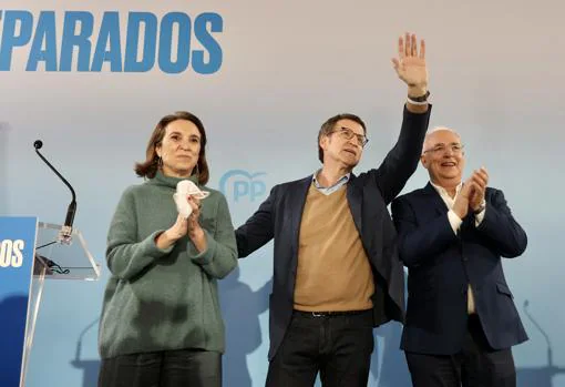 El candidato a la presidencia del Partido Popular, Alberto Núñez Feijóo (c) acompañado por el presidente del PP de La Rioja, José Ignacio Ceniceros y la nueva secretaria general del partido Cuca Gamarra, durante un acto en Logroño.