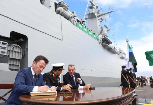 Firma de la entrega de la corbeta Al-Jubail por parte del presidente de Navantia, Ricardo Domínguez, (izq.), junto al vicealmirante saudí Al-Ghofaily, y el director del astillero de San Fernando, José Antonio Rodríguez Poch