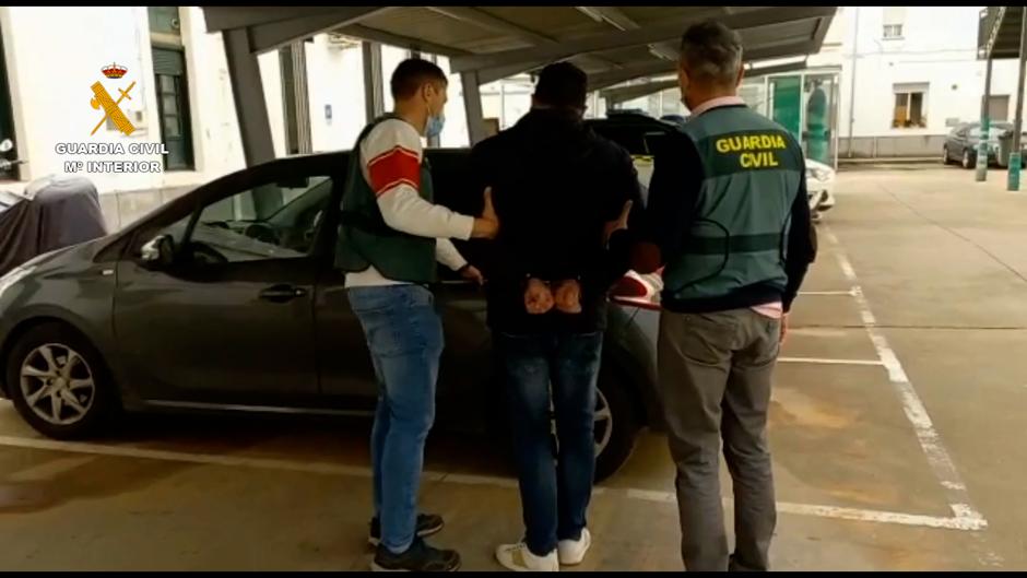 La Guardia Civil detiene en Alicante a un escurridizo estafador especializado en el sector de la caza