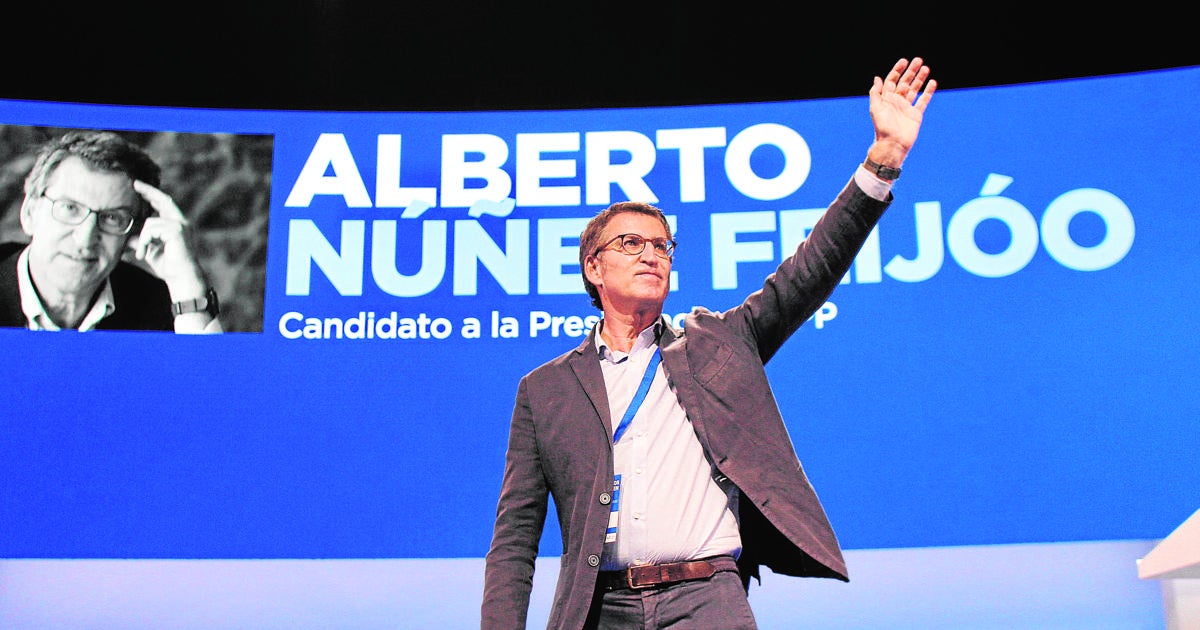 Alberto Núñez Feijóo saluda al auditorio