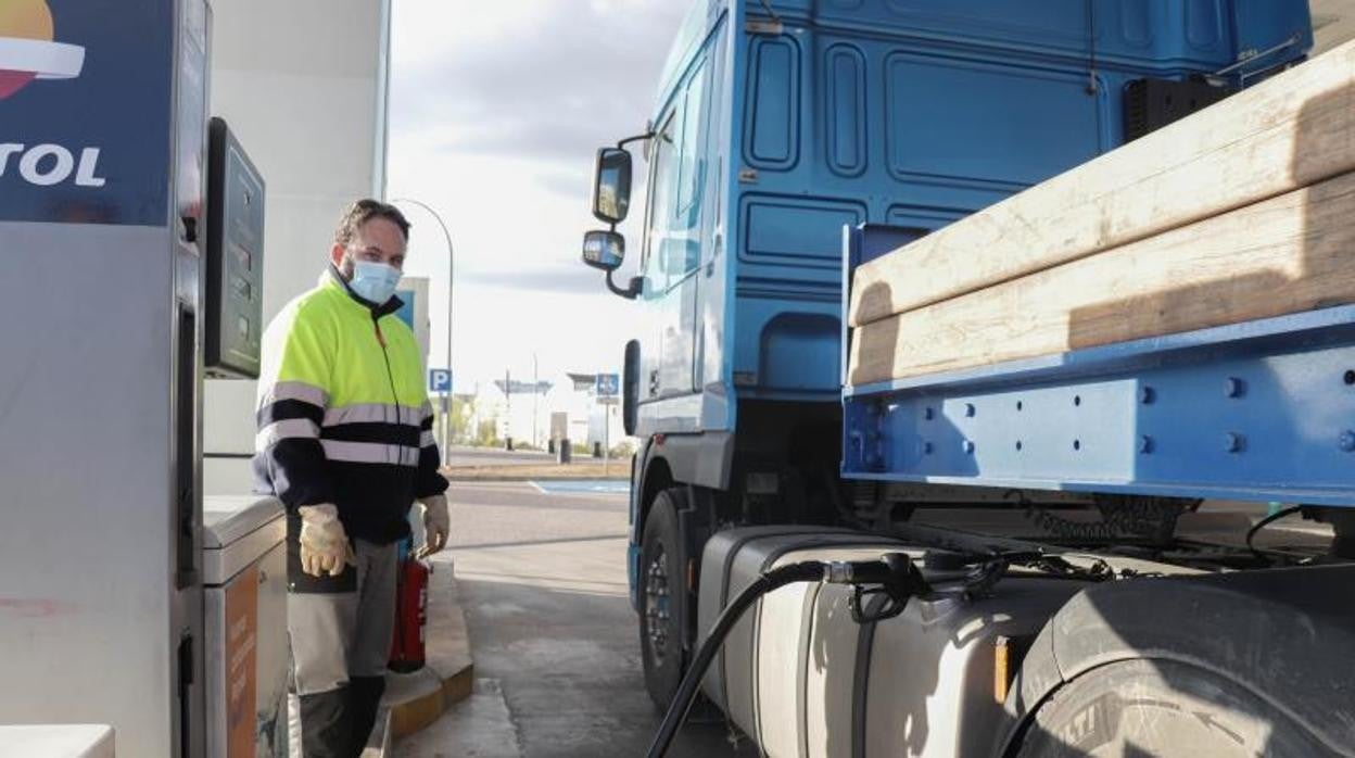 Un camión repostando en una gasolinera esta mañana, día que entraron en vigor los descuentos