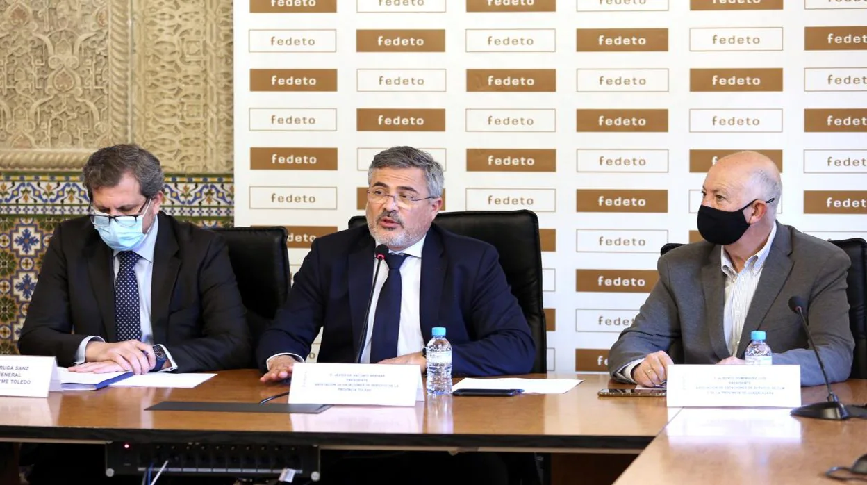 De izquierda a derecha: Manuel Madruga, secretario general de Fedeto; Javier de Antonio y Alberto Domínguez, presidentes de las asociaciones provinciales de estaciones de servicio de Toledo y Guadalajara