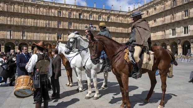 Los jinetes ‘nebrisenses’ cabalgan hasta la Plaza Mayor de Salamanca