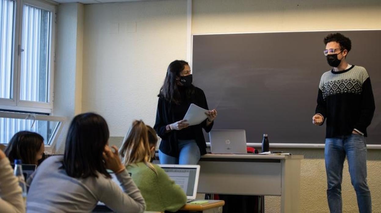 Una profesora, con sus alumnos en una clase