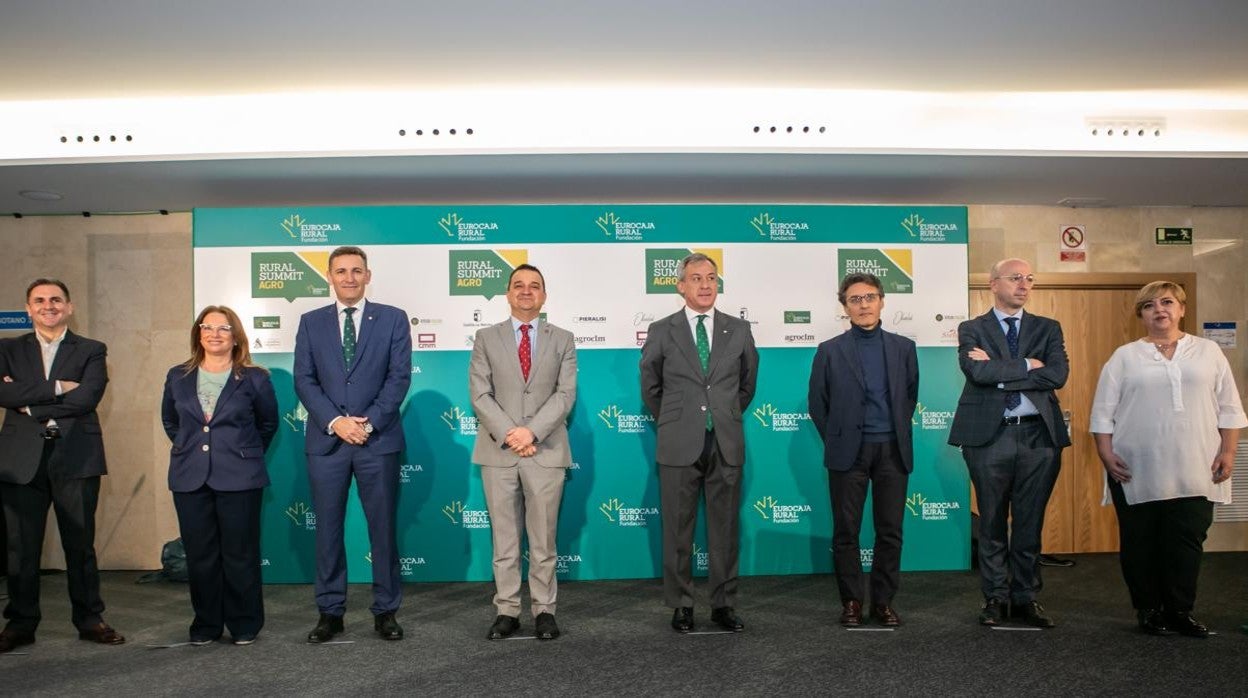 Los directivos de Eurocaja Rural con el consejero Martínez Arroyo en la inauguración del acto