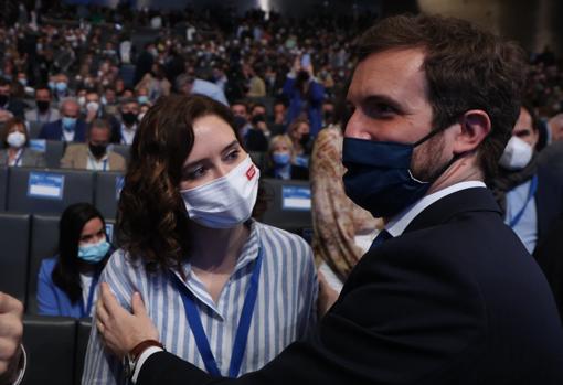 Un sonriente Casado agarra a Ayuso durante su breve encuentro