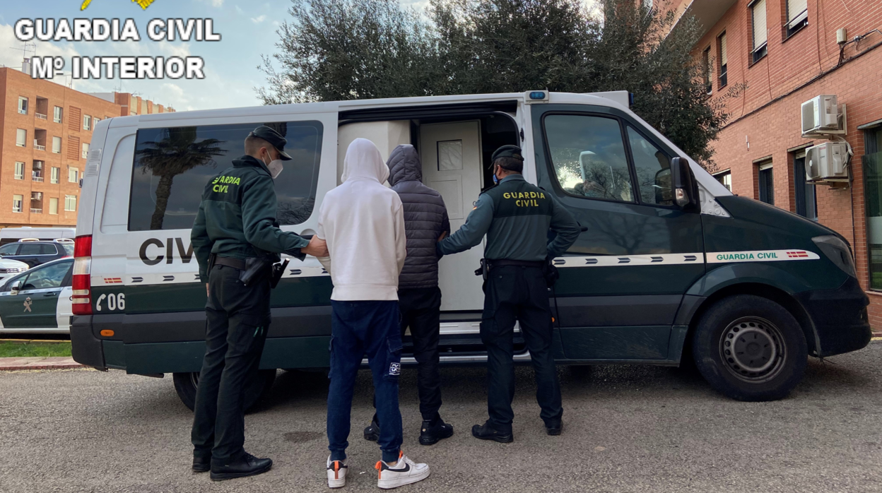 Imagen de dos de los detenidos en Benifaió por cometer robos con fuerza