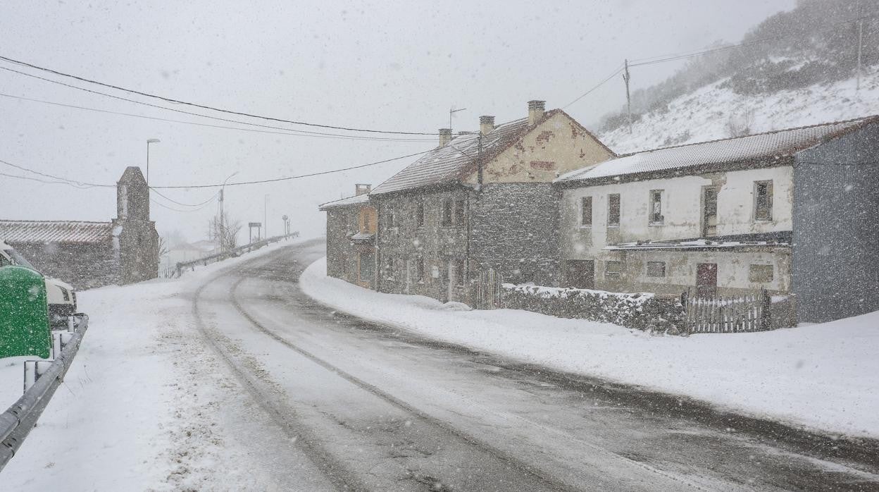 Nieve en la localidad leonesa de Isoba