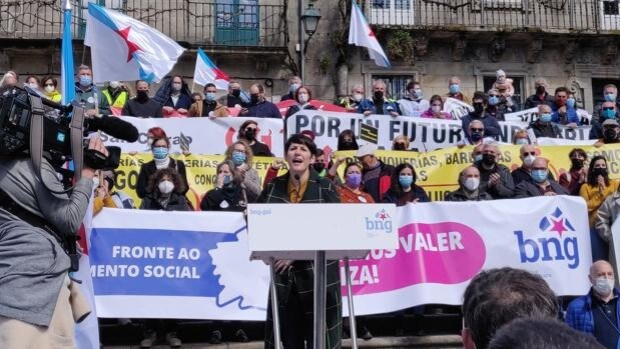 La izquierda gallega agita el «dedazo de Feijóo» para caldear el relevo en la Xunta