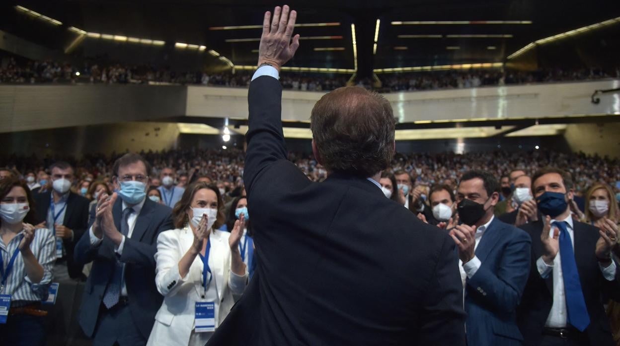 Alberto Núñez Feijóo, aclamado por el auditorio tras ser elegido nuevo presidente del Partido Popular