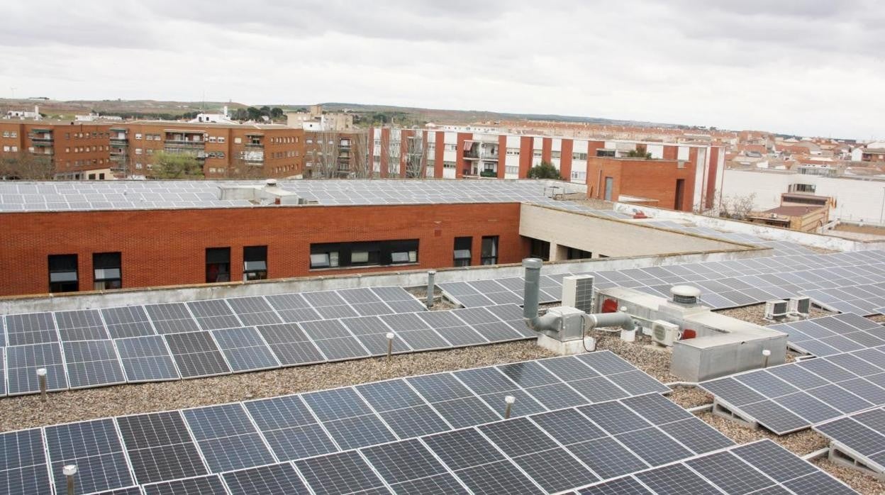 Las 1.200 placas fotovoltaicas generarán alrededor del diez por ciento de la energía eléctrica del hospital, que además ahorrará 120.000 euros anuales