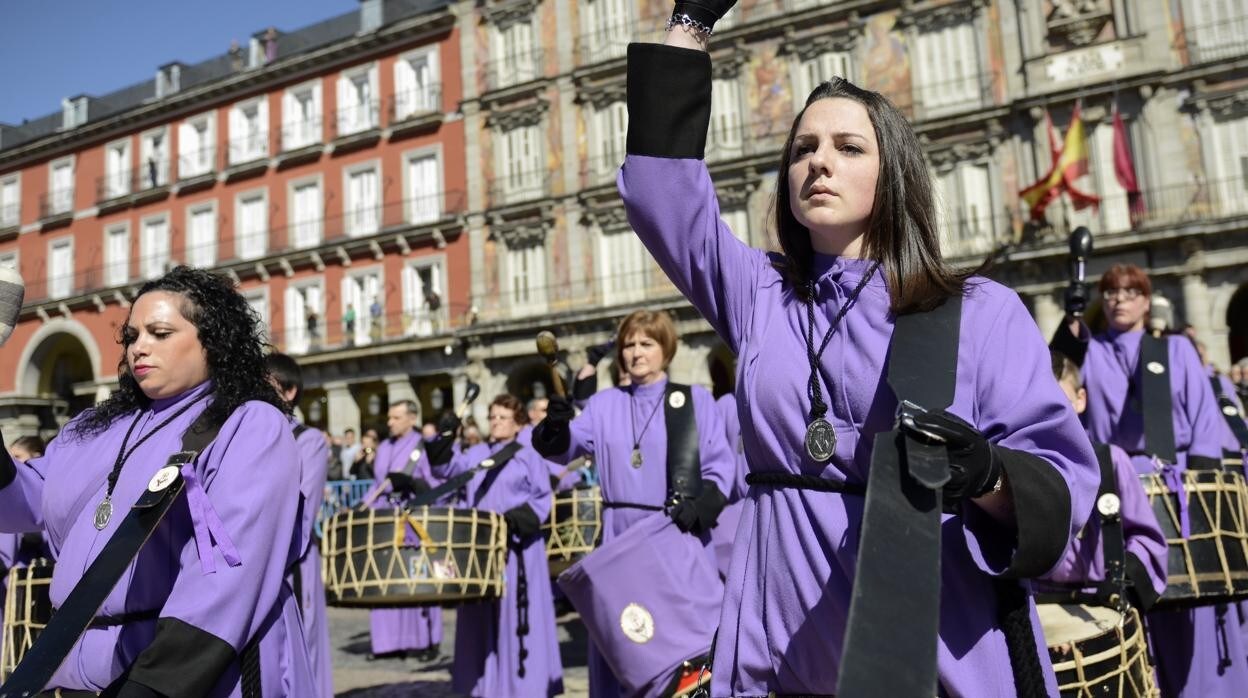 Tamborrada en la Plaza Mayor de Madrid el Domingo de Resurrección de