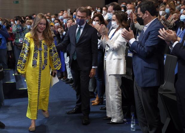 La diputada ucraniana que emocionó al PP con su discurso: «Imaginad que el canto de los pájaros se para y llega el sonido del horror»