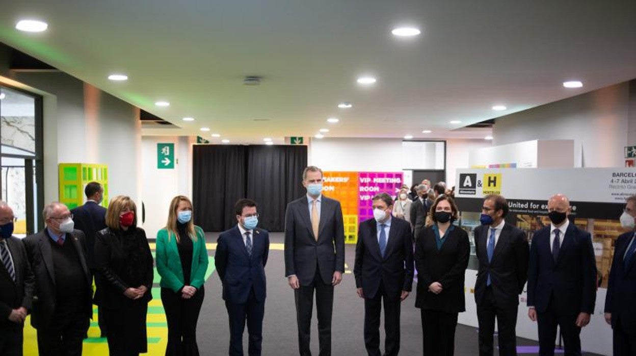 Foto de los asistentes a la inauguración, con Aragonès y Colau además del Rey