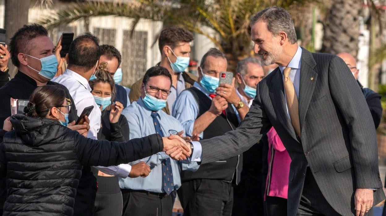 Don Felipe saluda a la gente reunida en el Puerto Olímpico de Barcelona