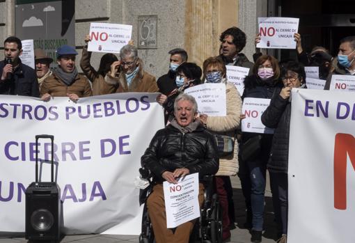 Representantes de once localidades de la provincia de Valladolid se concentraron el pasado viernes en la plaza Zorrilla de la ciudad para denunciar el cierre de oficinas bancarias en el medio rural