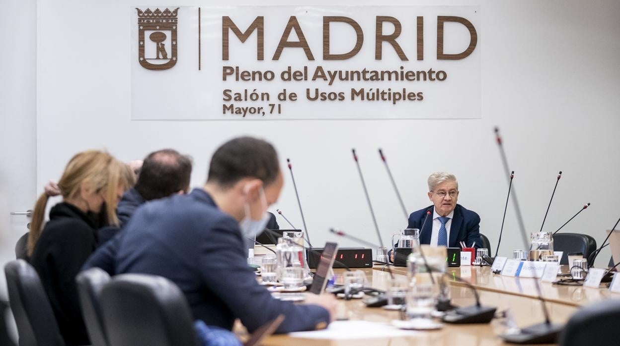 A la derecha, el gerente de la EMVS, José Antonio Acosta, en la comisión de investigación