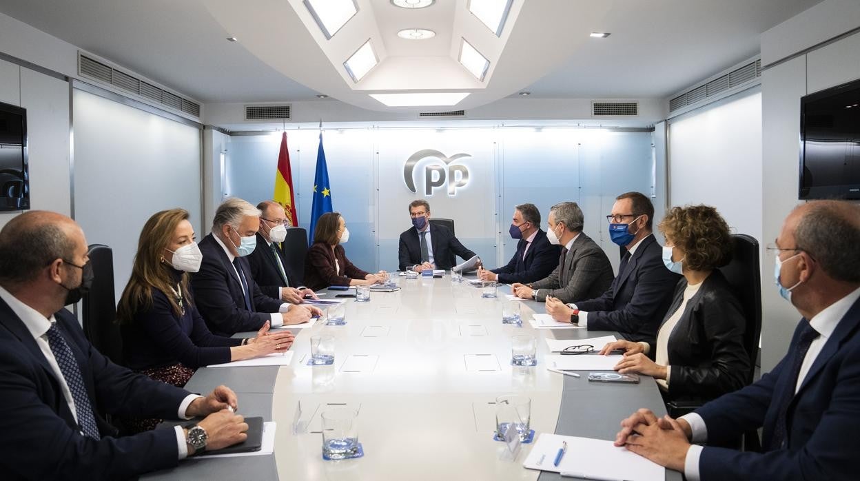 El nuevo presidente del PP Alberto Núñez Feijóo reúne este lunes por primera vez a su Comité de Dirección