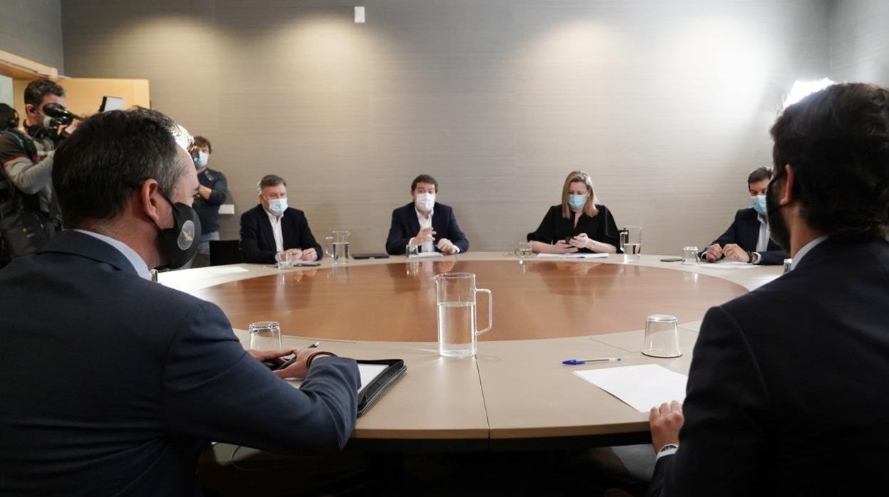 Primer encuentro entre Vox y el PP el pasado 23 de febrero